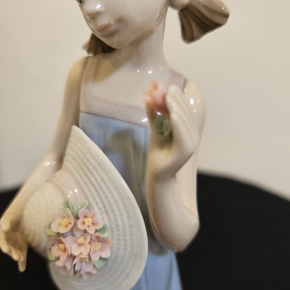 Lladro Porcelain Figurine Girl with Sunbonnet - Picture 5 of 7